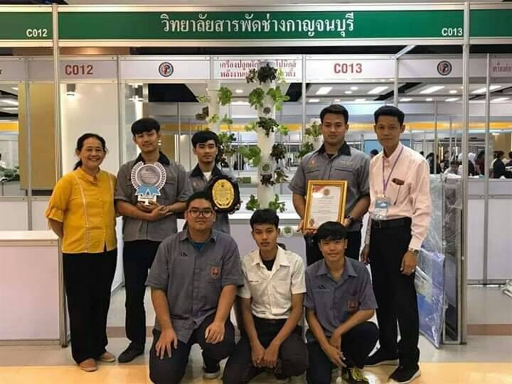 นศ.สารพัดช่างกาญจนบุรีเชิญชวนคนไทยให้ “อยู่บ้าน หยุดเชื้อ เพื่อชาติ” โดยการปลูกผักทานเองด้วยเครื่องปลูกผักไฮโดรโปนิกส์พลังงานแสงอาทิตย์แนวตั้ง