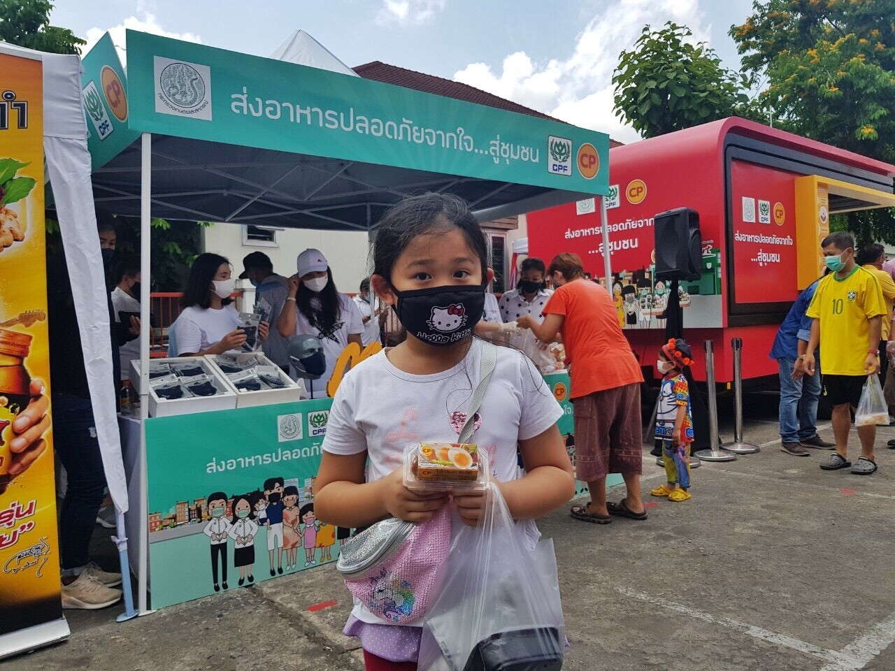 ซีพีเอฟ ร่วมกับ กระทรวงเกษตรฯ ส่งรถ Food Truck อุ่นอาหารปลอดภัย จากใจ มอบสู่ชุมชนวัดอัมพวา สู้ภัยโควิด-19