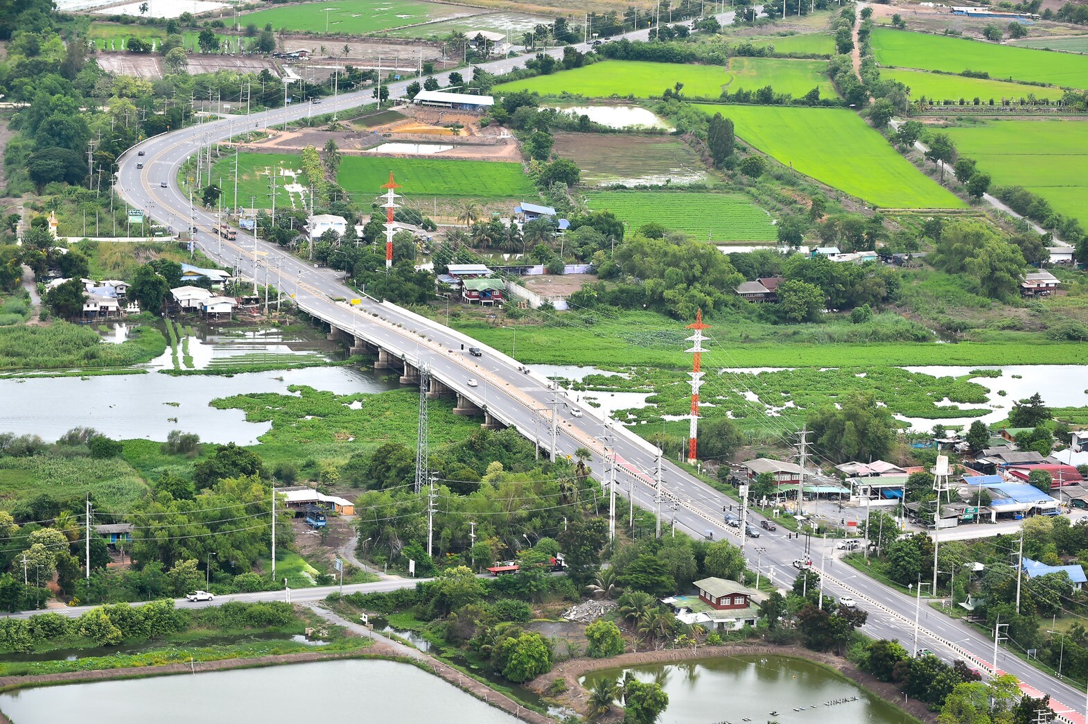 พลเอก ประวิตร ขึ้น ฮ. ตรวจสถานการณ์ผักตบชวาและวัชพืชสะสม พื้นที่ลุ่มน้ำภาคกลาง เร่งกำจัดก่อนน้ำหลากปีนี้