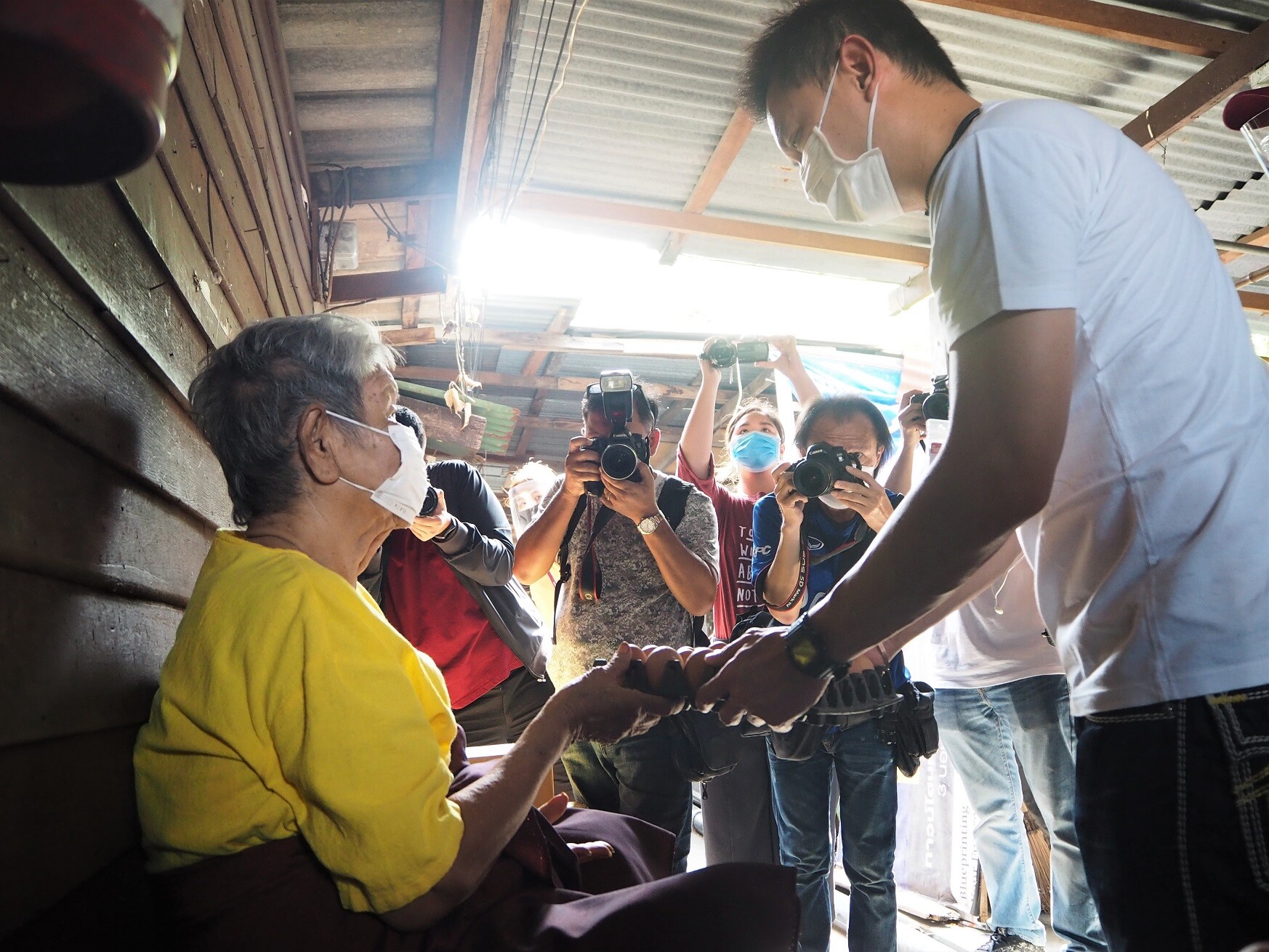 ภาพข่าว :  สภาวิศวกร ลงพื้นที่สำรวจบ้านเรือน พร้อมมอบถุงยังชีพประชาชน