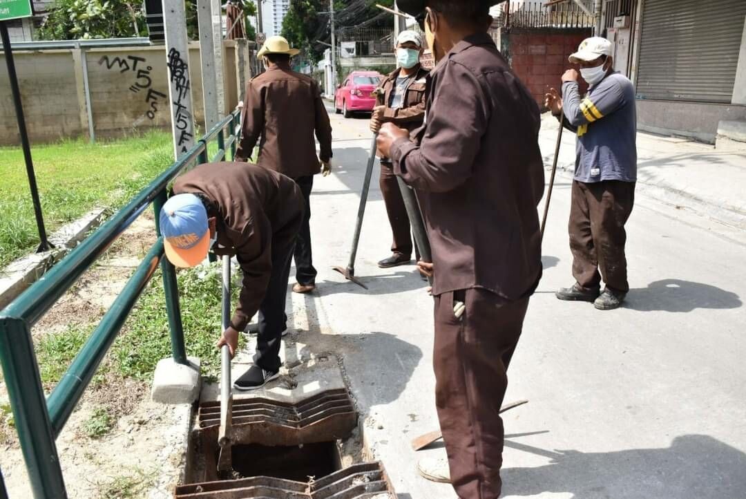 เขตดินแดงจัดเจ้าหน้าที่ป้องกันแก้ไขปัญหาน้ำท่วมในซอยสุทธิพร 2