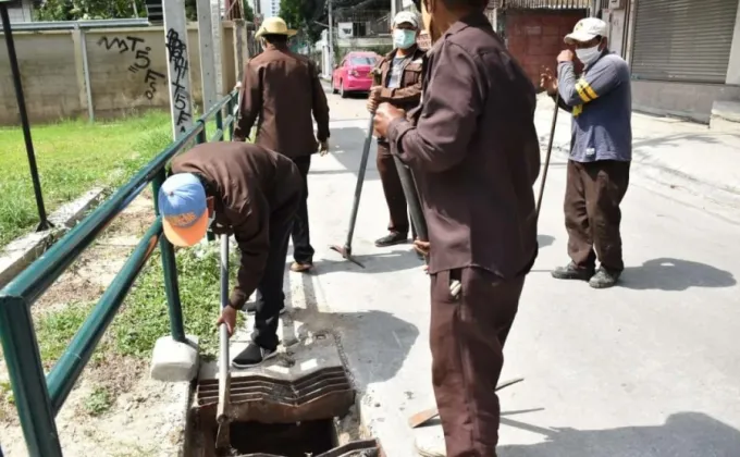 เขตดินแดงจัดเจ้าหน้าที่ป้องกันแก้ไขปัญหาน้ำท่วมในซอยสุทธิพร