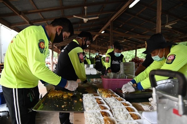 มูลนิธิป่อเต็กตึ๊ง “บรรเทาทุกข์ “ผู้ประสบภัยน้ำท่วมจากพายุโซนร้อน “ซินลากู” ลงพื้นที่ออกแจกจ่ายอาหารกล่องพร้อมน้ำดื่ม