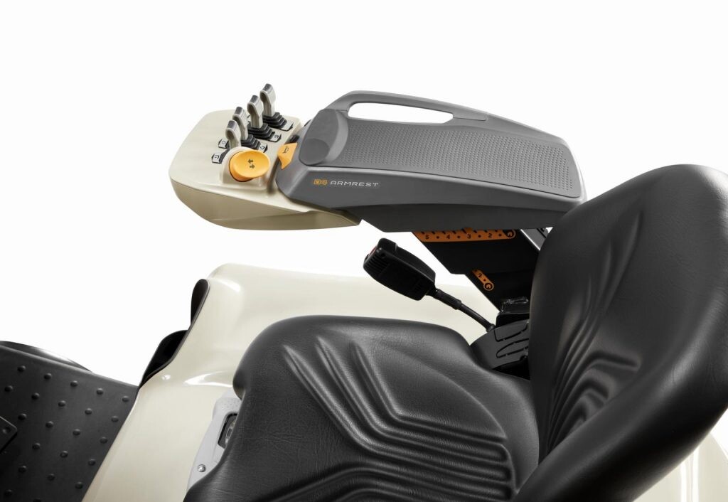 Crown Equipment นำเสนอที่วางแขนรุ่นใหม่ "D4 Armrest" อุปกรณ์เสริมเพิ่มความสบายในการควบคุมรถยก