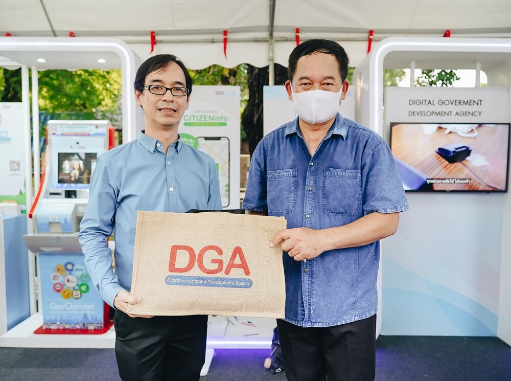 “DGA จัดบูธนิทรรศการให้พี่น้อง-ประชาชน ได้สัมผัสประสบการณ์บริการดิจิทัลภาครัฐ ในงาน “ประเพณีไหลเรือไฟและงานกาชาดจังหวัดนครพนม ประจำปี 2563”