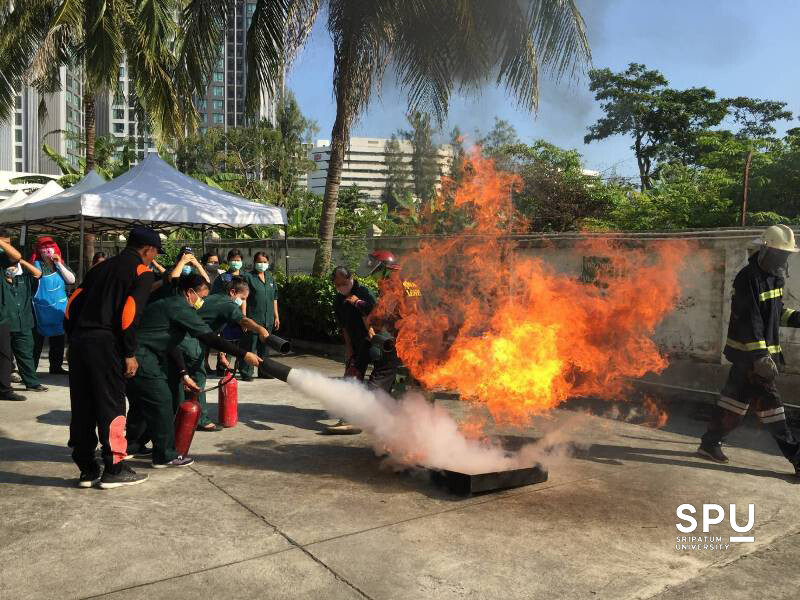 อุ่นใจ! ม.ศรีปทุม อบรมป้องกันเหตุเพลิงไหม้และซ้อมอพยพหนีไฟอาคารหอพักบ้านอยู่สบาย