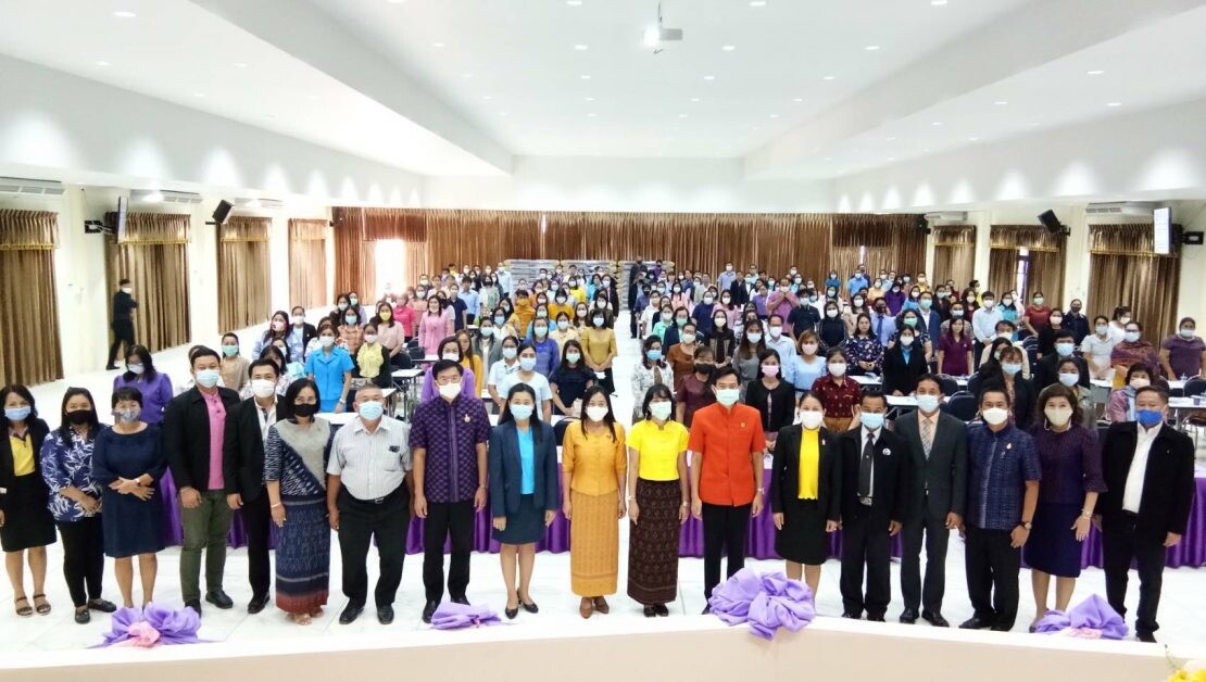 สนพ.ลพบุรี ร่วมชี้แจงในการประชุมผู้อำนวยการโรงเรียนและครูแนะแนวตามโครงการเพิ่มทักษะด้านอาชีพแก่นักเรียนครอบครัวยากจน