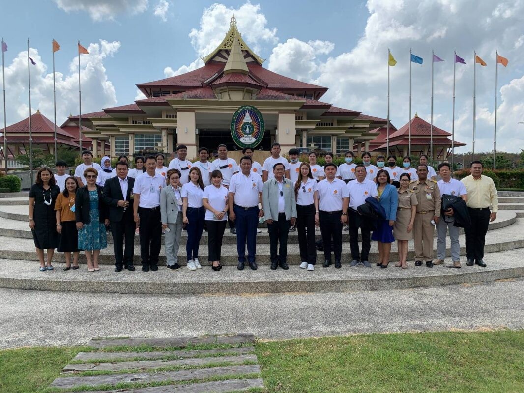 ประธานสมาพันธ์สตรีทำความดีฯ"ดร.เพ็ญ-ชณิชา ล้อสีทอง" ล่องใต้ ร่วมแลกเปลี่ยนความคิดเห็นและมอบทุนการศึกษา