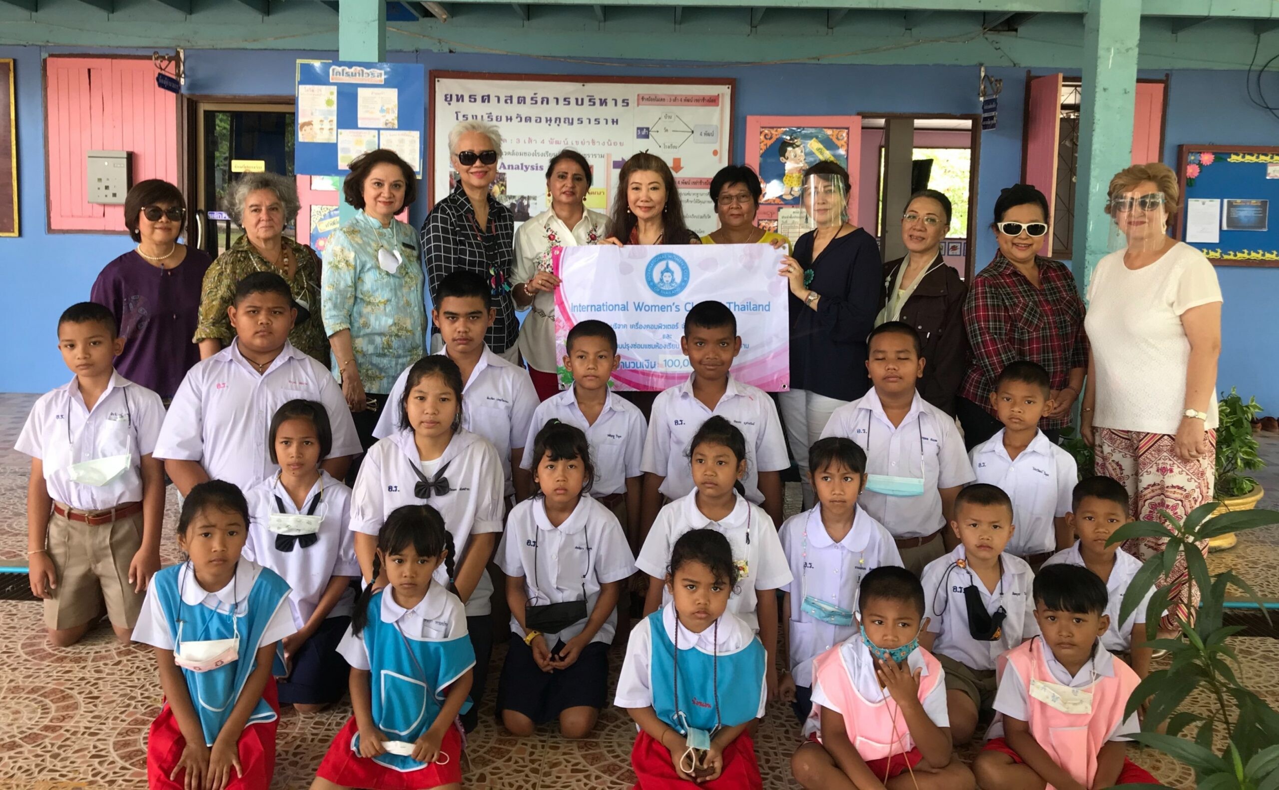 สมาชิกของชมรมสตรีนานาชาติแห่งประเทศไทย บริจาคเงินให้กับโรงเรียนวัดอนุกุญชราราม