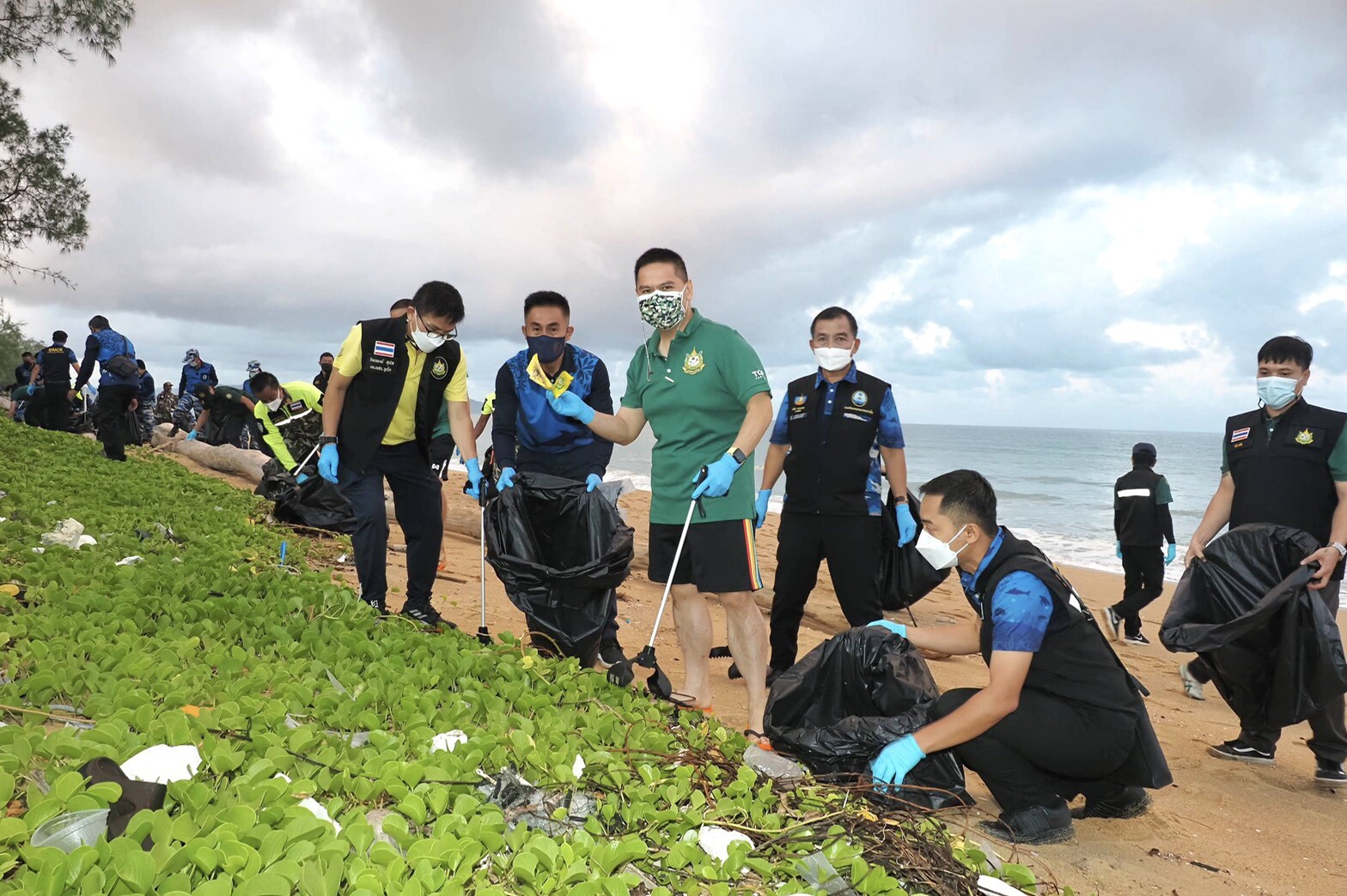 "วราวุธ" ฟิตนำทีมจิตอาสากว่า 250 คน เก็บขยะชายหาดไม้ขาวเตรียมรับการท่องเที่ยว Phuket Sandbox วันนี้