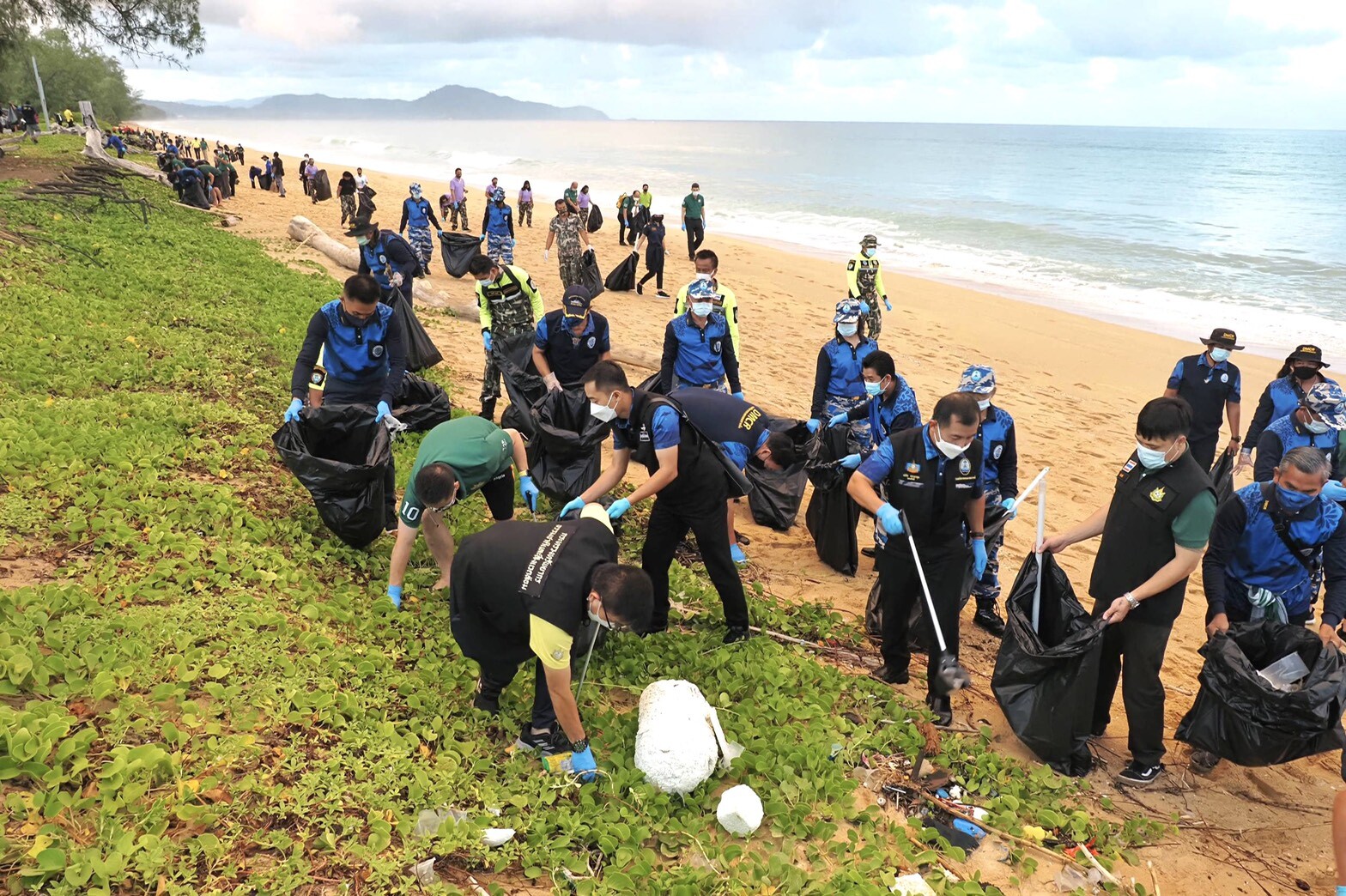 "วราวุธ" ฟิตนำทีมจิตอาสากว่า 250 คน เก็บขยะชายหาดไม้ขาวเตรียมรับการท่องเที่ยว Phuket Sandbox วันนี้