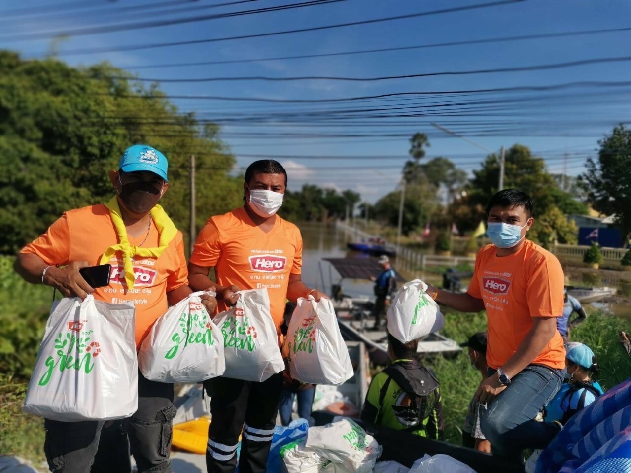 'ฮีโร่' ร่วมบริจาคผลิตภัณฑ์ อาหารแห้ง และสิ่งของจำเป็น ช่วยเหลือผู้ประสบภัยน้ำท่วม ณ วัดท่าดินแดง อ.บางบาล จ.พระนครศรีอยุธยา