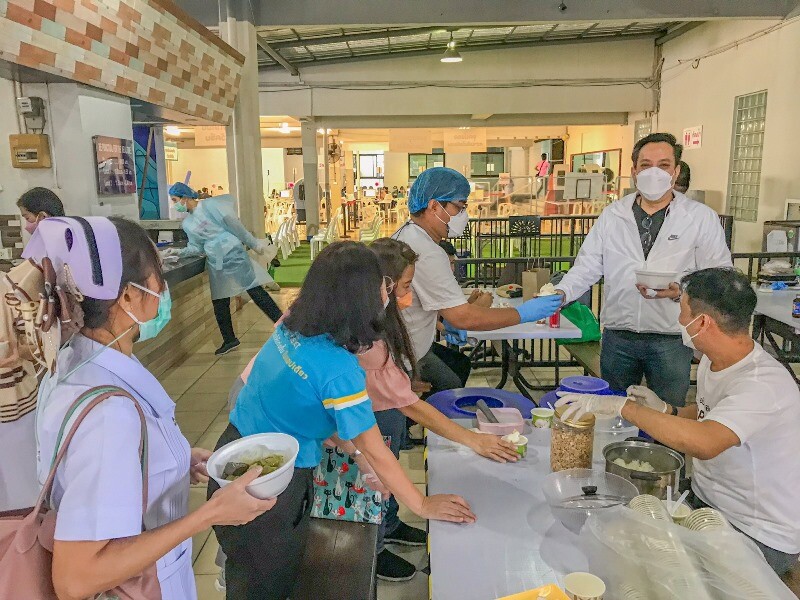 คุณวิษณุ อ่วมสอาด และเพื่อน SPU มอบอาหารกลางวัน สนับสนุนบุคลากรทางการแพทย์และอาสาสมัคร ศูนย์ฉีดวัคซีน ม.ศรีปทุม