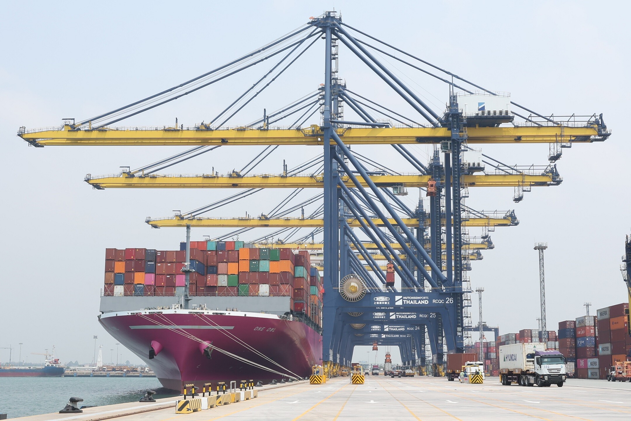 Hutchison Ports Thailand integrates remote control handling equipment and autonomous trucks to its Laem Chabang Port operations