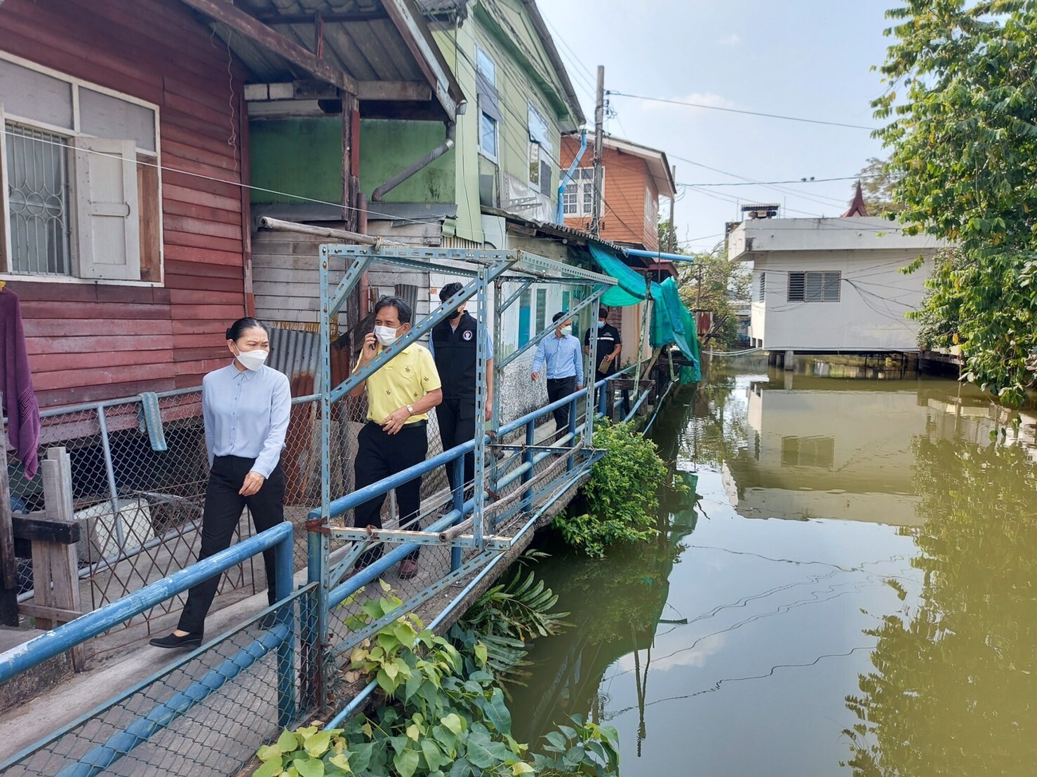 เขตบางคอแหลมจับมือชุมชนวัดอินทร์บรรจงเก็บขยะตกค้างในคลอง - รณรงค์ทิ้งขยะให้เป็นที่