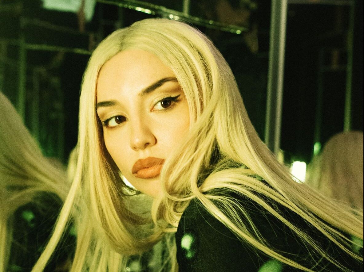 'Diamonds & Dancefloors' งานชุดที่สองของ Ava Max (เอวา แม็กซ์) ปล่อยมาให้ฟังกันทั้งชุด แบบแน่น ๆ ตั้งแต่เพลงแรกจนเพลงสุดท้าย พร้อมส่งคลิปใหม่ "One Of Us" ให้ได้ชม