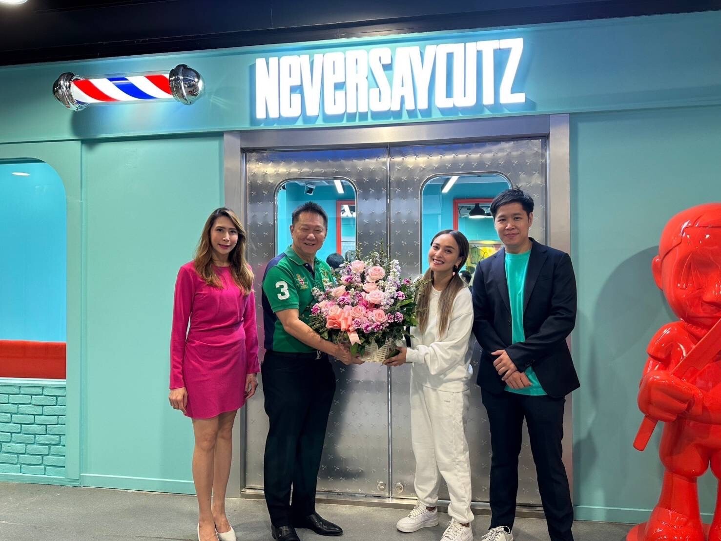 ผู้บริหารเอ็ม บี เค ร่วมยินดี NEVERSAYCUTZ เปิดสาขาใหม่ โซน A La Art เอ็ม บี เค เซ็นเตอร์