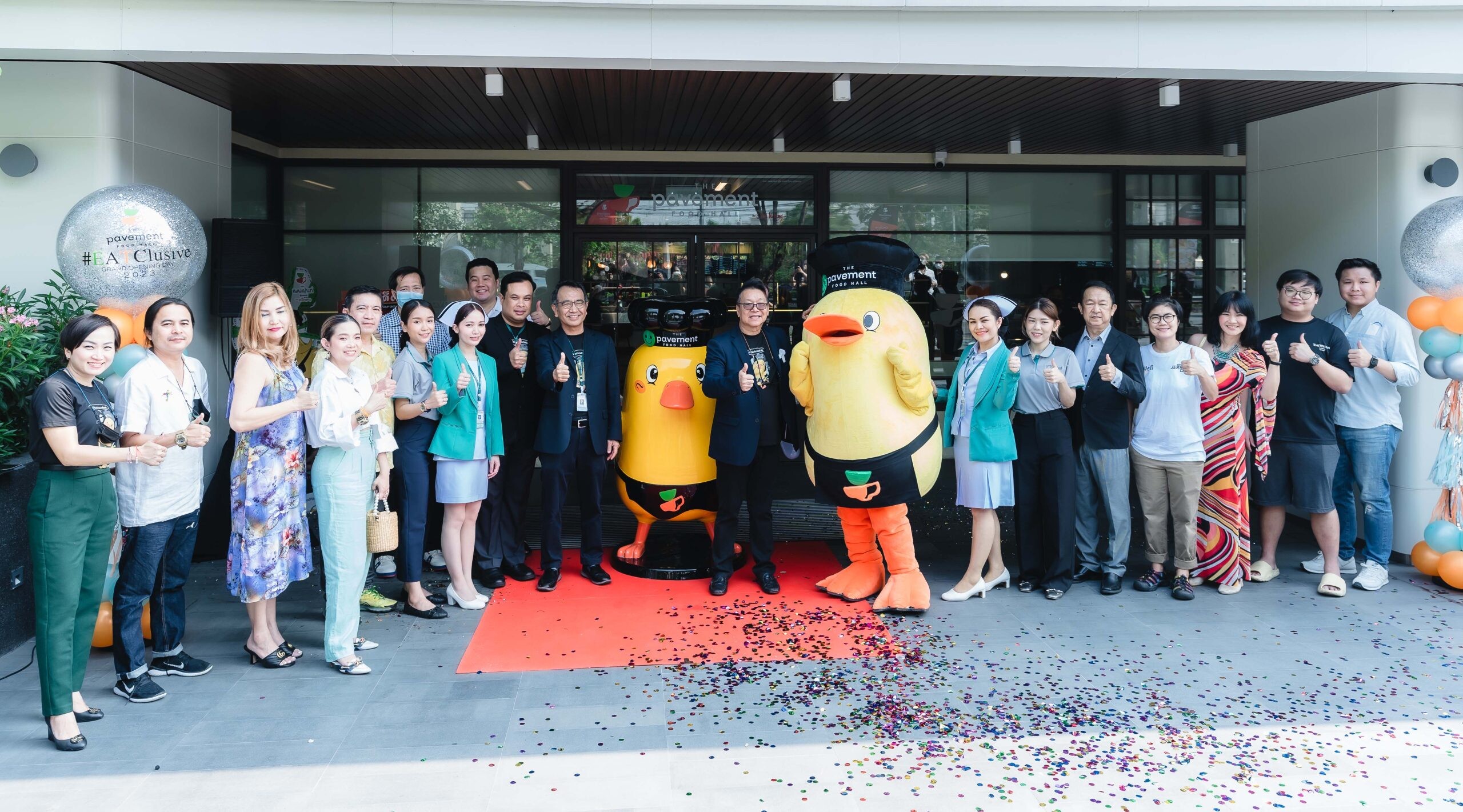 โรงพยาบาลไทยนครินทร์ มอบกระเช้าดอกไม้ให้กับ 'เชฟหมึกแดง' ในงาน The Pavement Food Hall EatClusive Grand Opening Day 2023