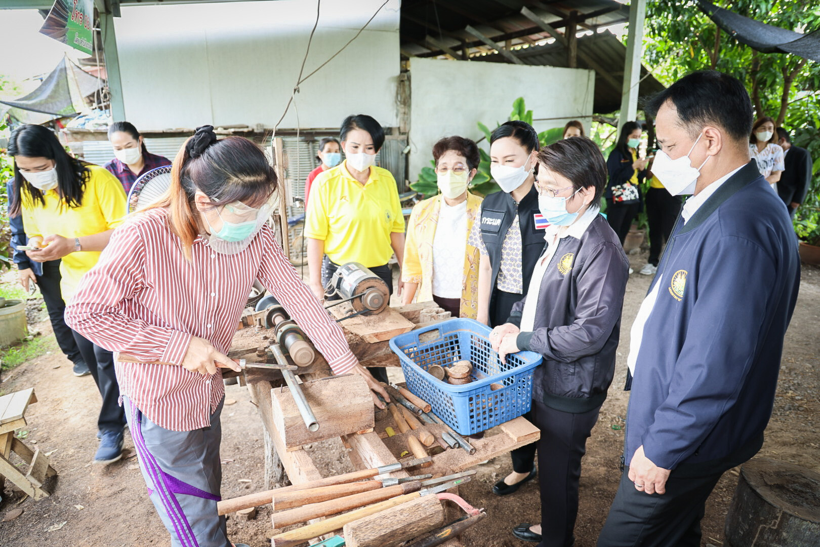 รมว.สุชาติ ส่ง โฆษก ลงเพชรบุรี เยี่ยมกลุ่มรับงานไปทำที่บ้านแปรรูปไม้ตาล เพิ่มมูลค่าสินค้า สร้างรายได้งาม