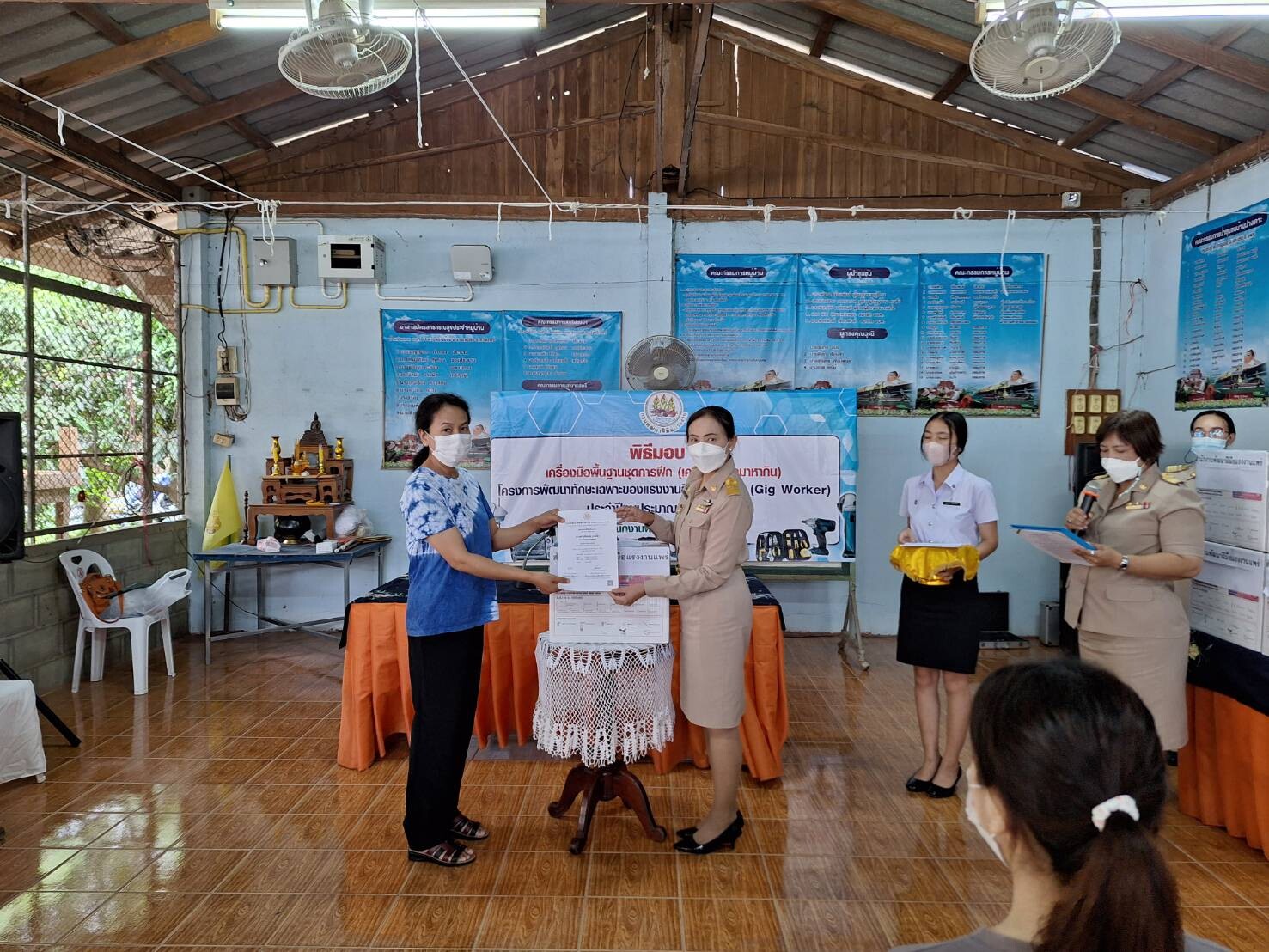 สำนักงานพัฒนาฝีมือแรงงานแพร่ มอบเครื่องมือพื้นฐานชุดการฝึกโครงการพัฒนาทักษะเฉพาะให้แก่แรงงานนอกระบบที่ถือบัตรสวัสดิการแห่งรัฐ รุ่นที่ 13/2566