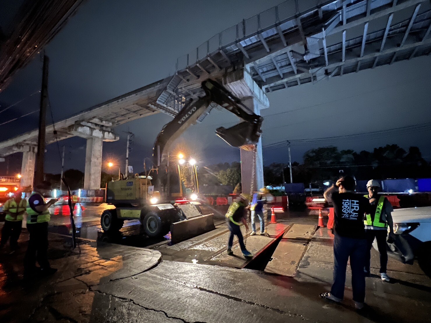 กทม.ตรวจสอบเหตุฝาบ่อท่อร้อยสายไฟใต้ดินทรุดตัวบริเวณถนนรามอินทรา เข้มงวดตรวจสอบคืนพื้นผิวจราจร