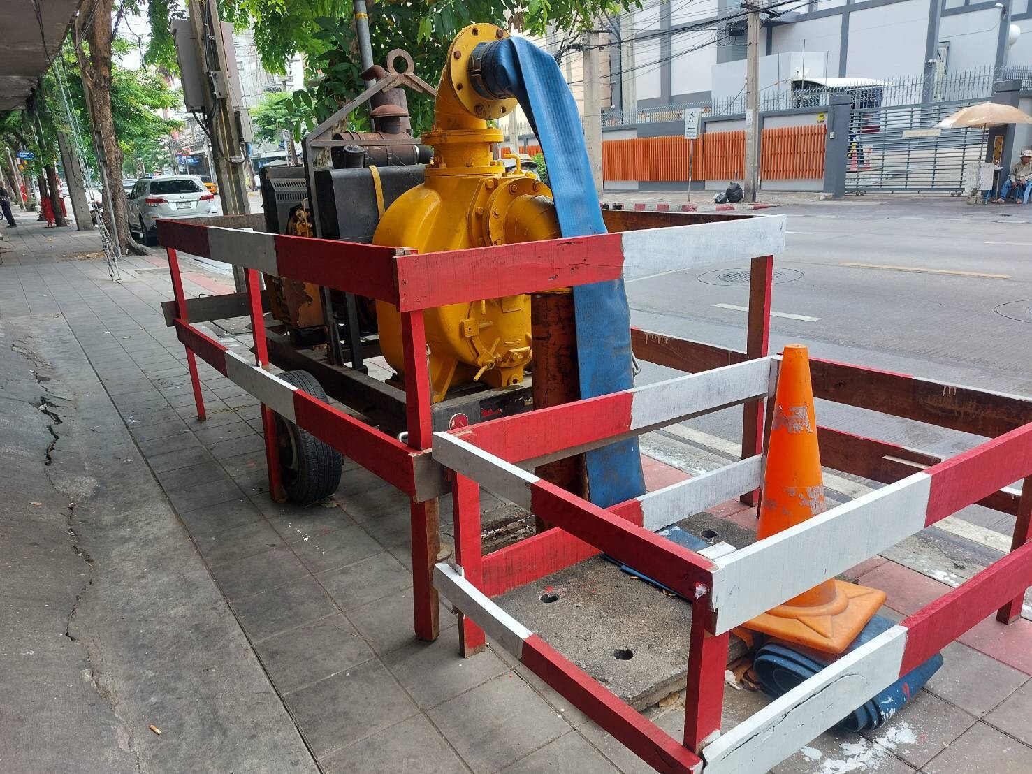 เขตสาทรปรับภูมิทัศน์ - แก้ปัญหาสุนัขจรจัดบริเวณจุดตั้งเครื่องสูบน้ำสามแยกสาธุประดิษฐ์