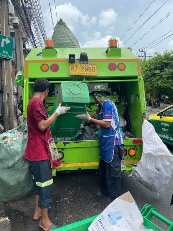 เขตราชเทวีเพิ่มรอบจัดเก็บขยะเช้า-บ่าย แก้ปัญหาขยะล้นบนถนนหน้าชุมชนบ้านครัวเหนือ