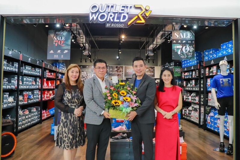 ผู้บริหารเอ็ม บี เค เซ็นเตอร์ มอบดอกไม้แสดงความยินดีเปิดร้านใหม่ OUTLET WORLD BY ROSSO แหล่งรวมรองเท้ากีฬา&amp;สายแฟชั่น แบรนด์ดัง ลดสูงสุด 70 %