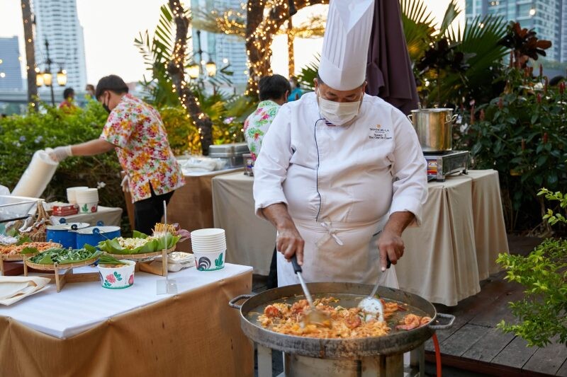 Experience the 15th "Raan Dung Ross Ded: RDRD 'Street Food' Buffet Under the Stars @Salathip" at Shangri-La Bangkok