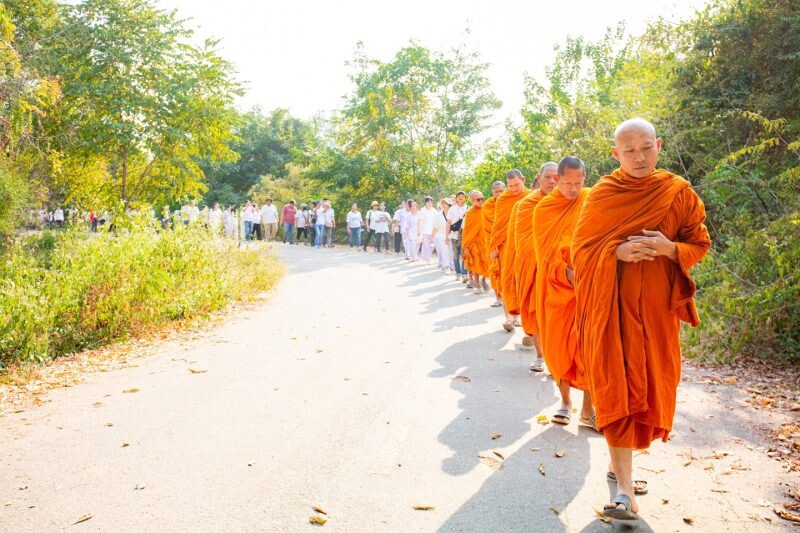 มูลนิธิชีวิต ยกระดับ ร่วมกับจาร์ตัน โฮลดิงส์ จัดพิธีถวายพระพุทธรูปปางสุโขทัยอินเดีย หน้าตักขนาด 40 นิ้ว ณ วัดเนินม่วง จ.ราชบุรี