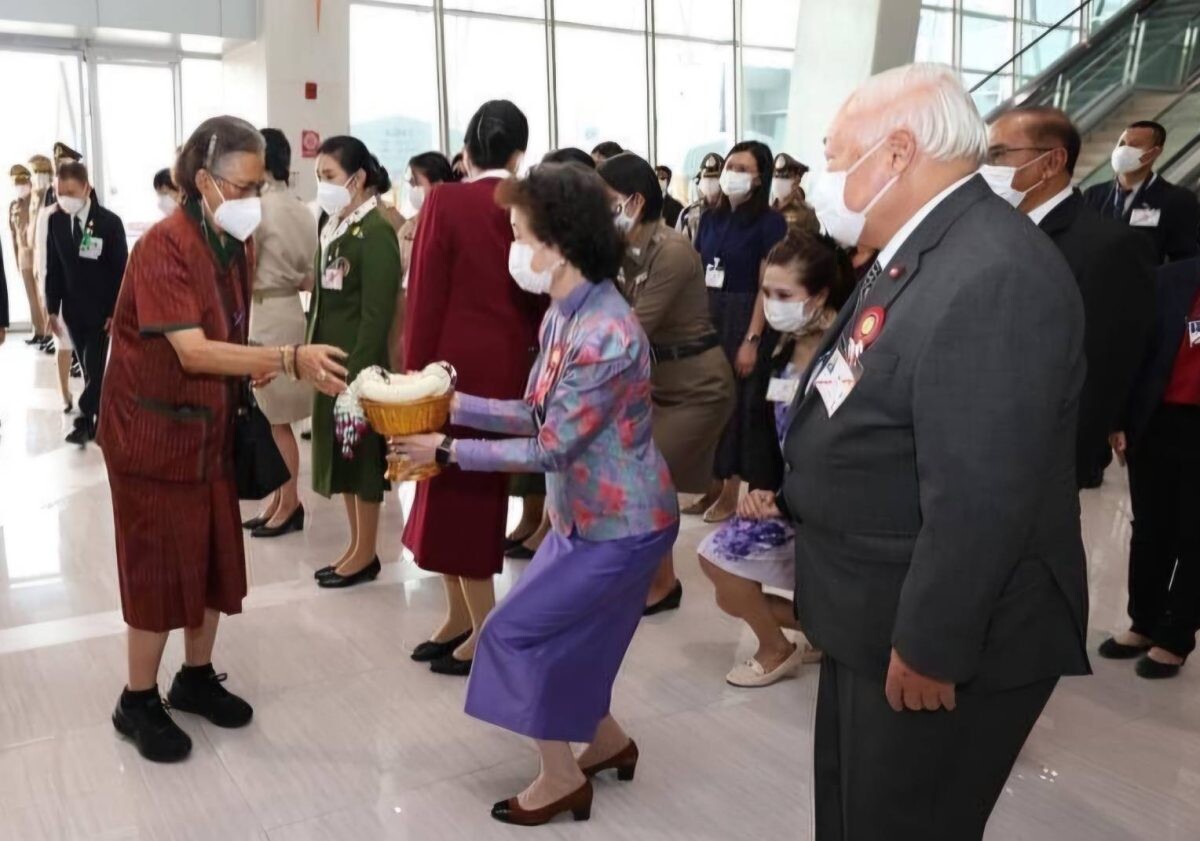 ดร.สุนทร และอารยา อรุณานนท์ชัยร่วมเฝ้ารับ และส่งเสด็จสมเด็จพระกนิษฐาธิราชเจ้า กรมสมเด็จพระเทพรัตนราชสุดาฯ สยามบรมราชกุมารี