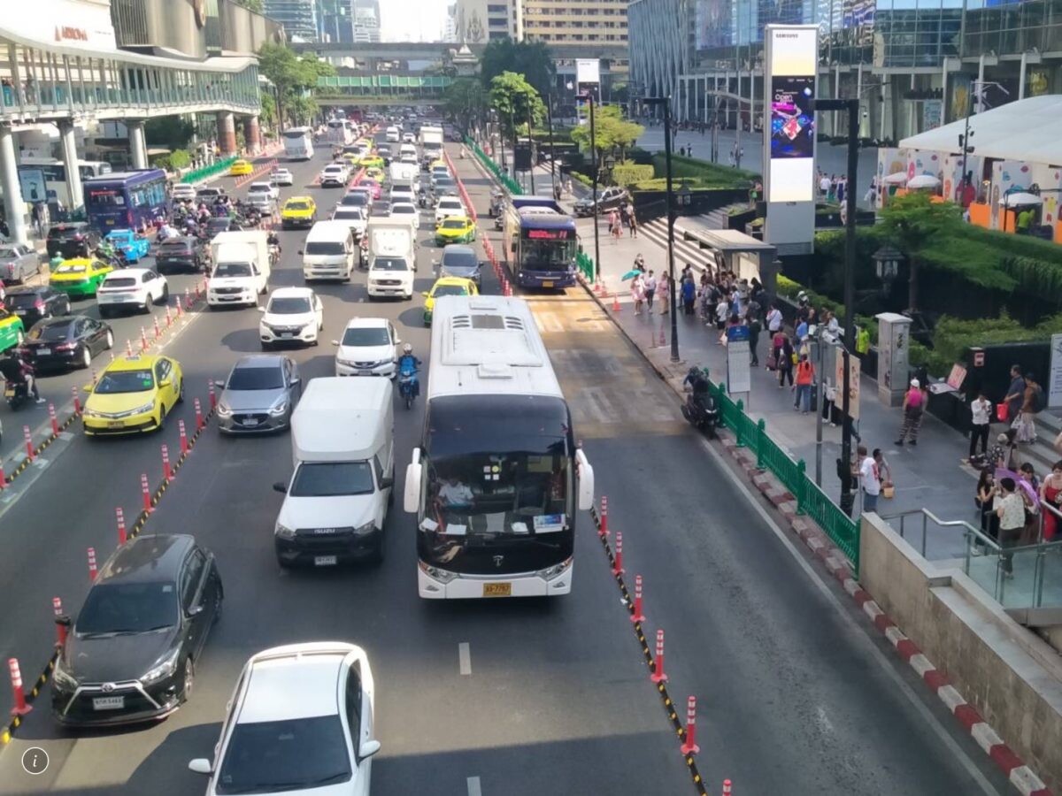 กทม. ประเมินผล Lane Block จัดระเบียบจราจรหน้าเซ็นทรัลเวิลด์ พบรถแท็กซี่-สามล้อเครื่องจอดแช่ลดลง