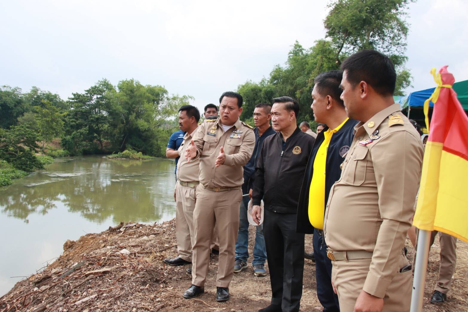 กรมโยธาฯ ร่วมคณะ มท.2 ลงพื้นที่เพชรบุรี ติดตามความพร้อมโครงการก่อสร้างเขื่อนป้องกันตลิ่ง เร่งแก้ปัญหาการกัดเซาะ บรรเทาความเดือดร้อนชาวบ้าน