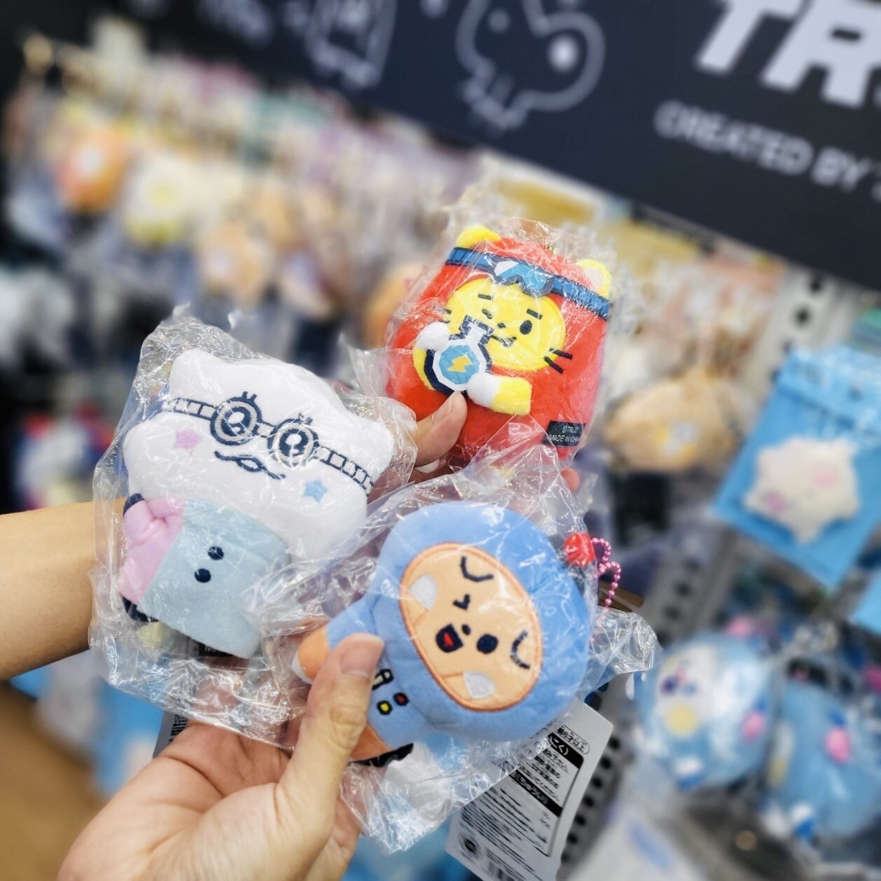 ร้าน At First ศูนย์การค้าเอ็ม บี เค เซ็นเตอร์ AT FIRST x LINE FRIEND รวมสินค้า Official goods จาก TRUZ และศิลปินวง TREASURE คอลเลคชันใหม่ต้อนรับคอนเสิร์ต!