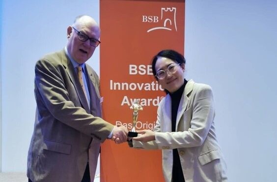 ภญ.พุทธิมน ศรีบนฟ้า CEO แนบโซลูท ขึ้นรับรางวัล BSB Innovation Award 2024