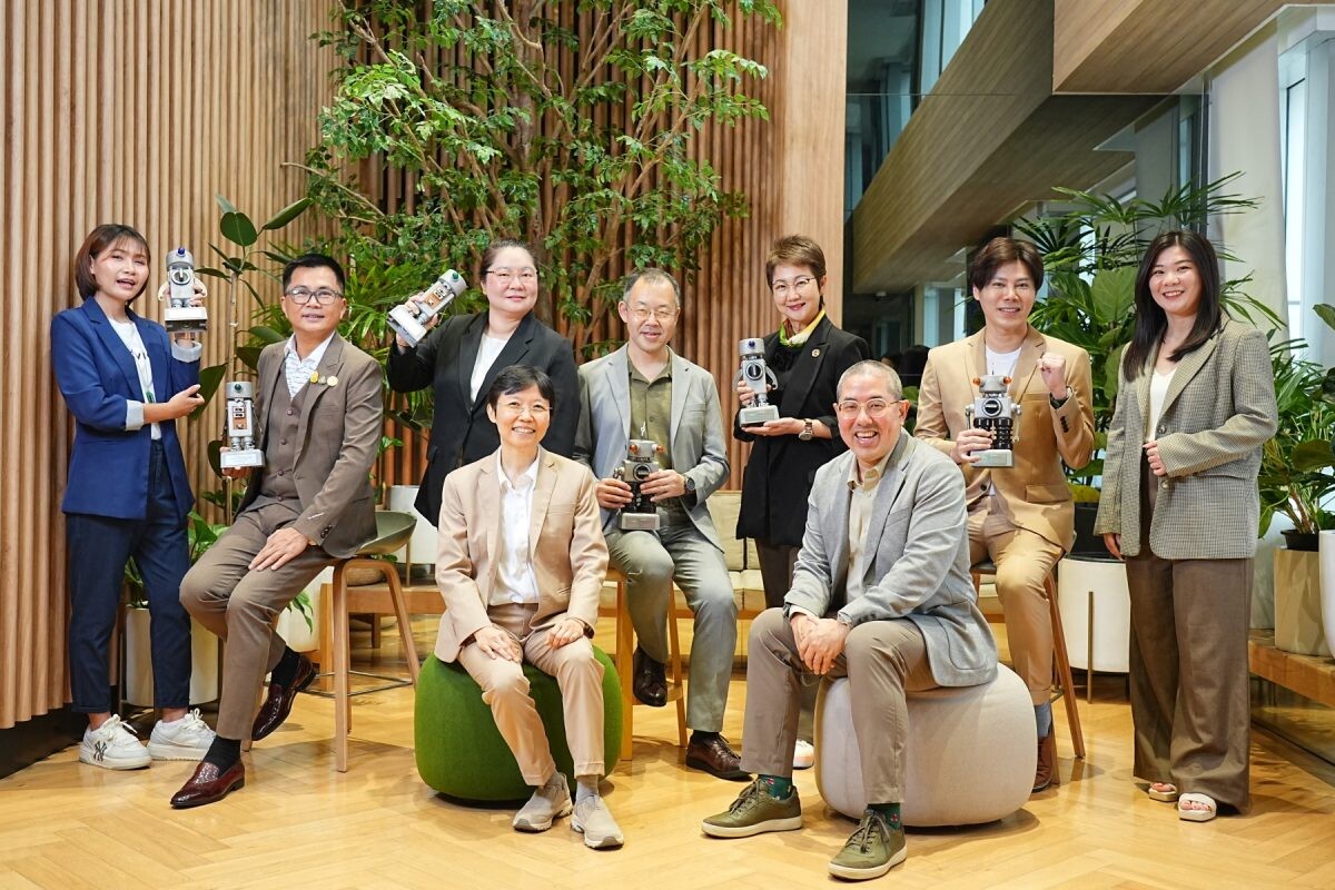 Cental Pattana presents awards to partner brands participating in power consumption reduction program 'Green Partnership'