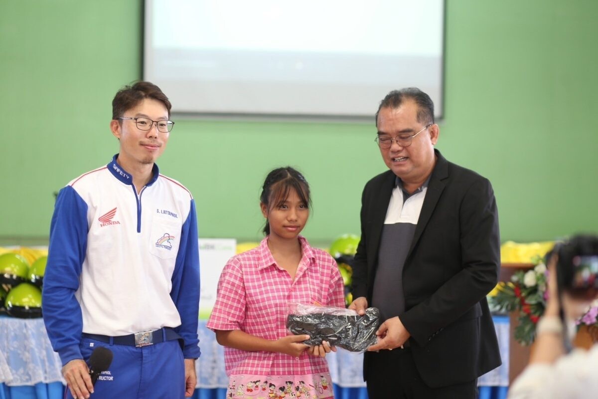 ที ลีสซิ่ง จับมือ ไทยฮอนด้า และดีลเลอร์ จัดอบรม "ขับขี่ปลอดภัย ร่วมใจลดมลพิษ" ที่โรงเรียนบ้านป่าแดง (ไชยอุปถัมภ์) จ.ชลบุรี