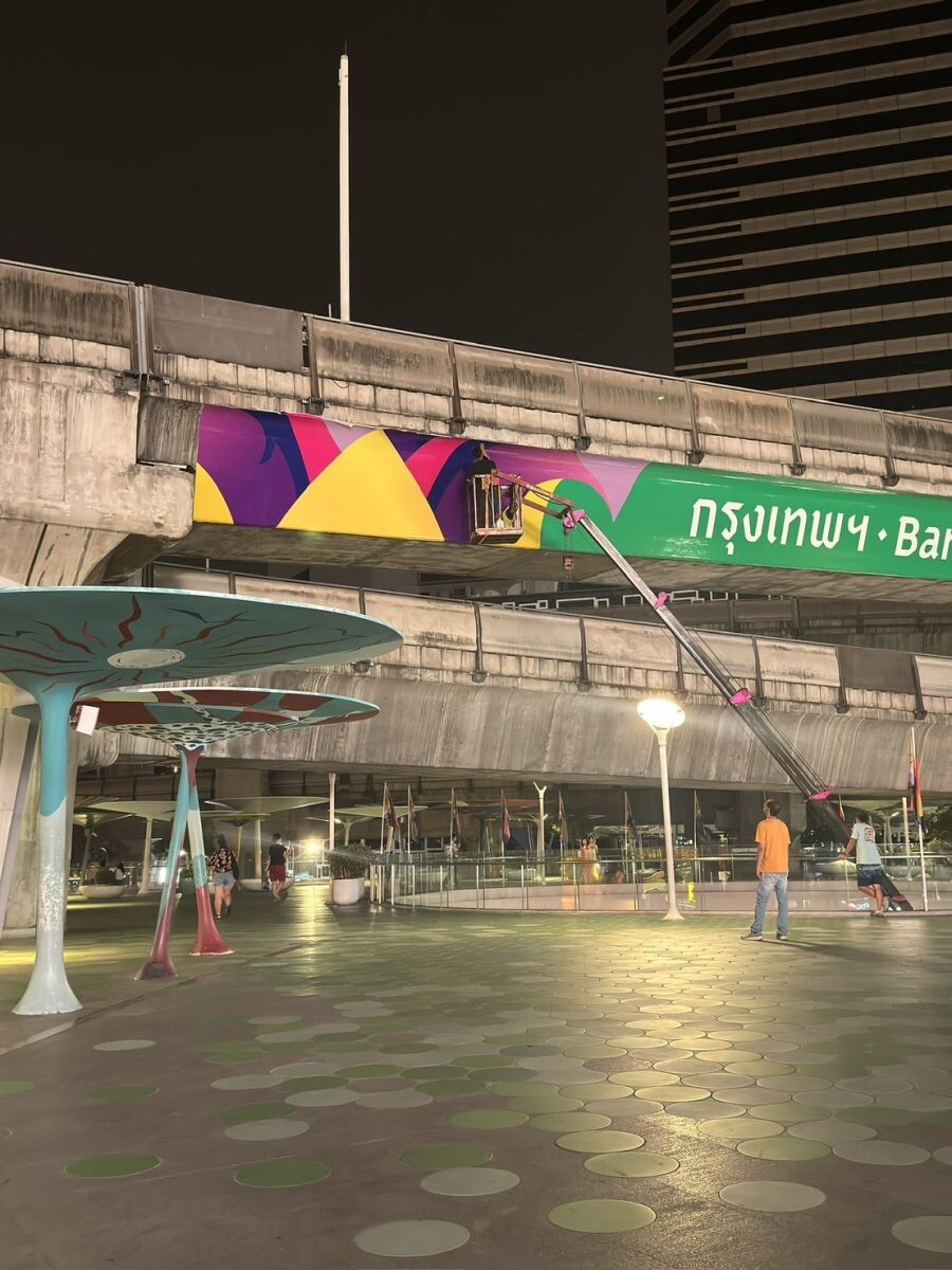 กทม. เร่งแก้ไขสติกเกอร์ "กรุงเทพฯ-Bangkok" คานรางรถไฟฟ้าแยกปทุมวันปูดพอง