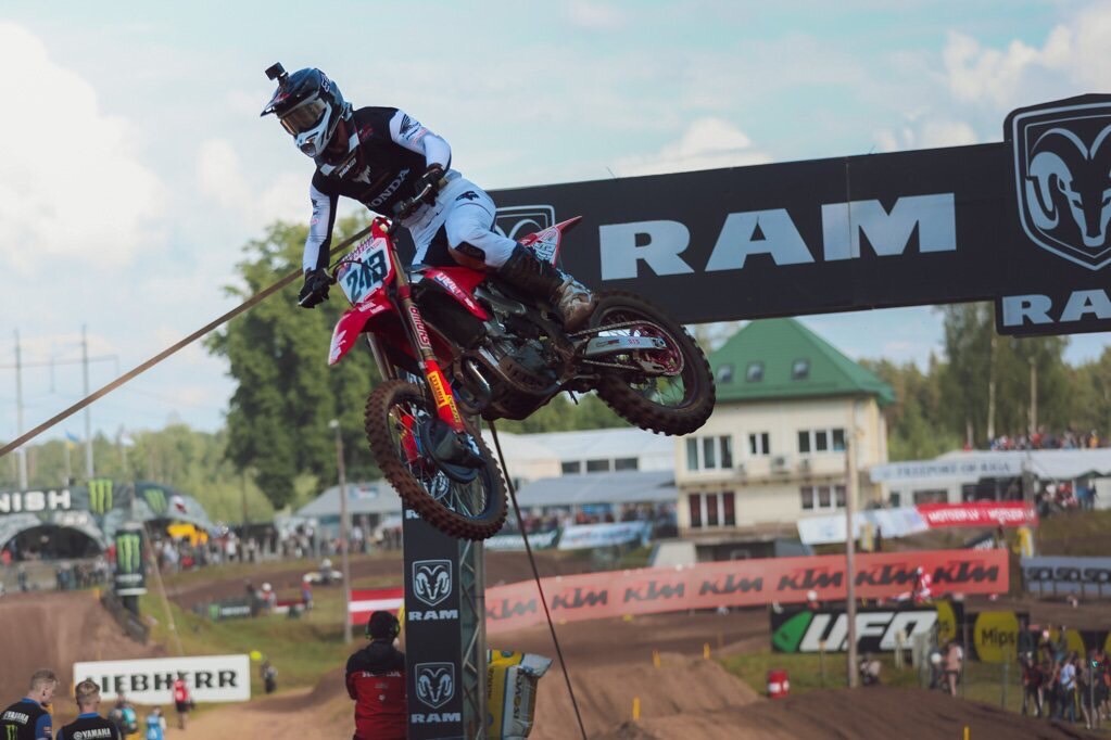 "ทิม ไกเซอร์" ทวงบัลลังก์จ่าฝูง! โชว์สมรรถนะ Honda CRF450R ดับเบิ้ลโพเดียม MXGP 2024 ที่ ลัตเวีย