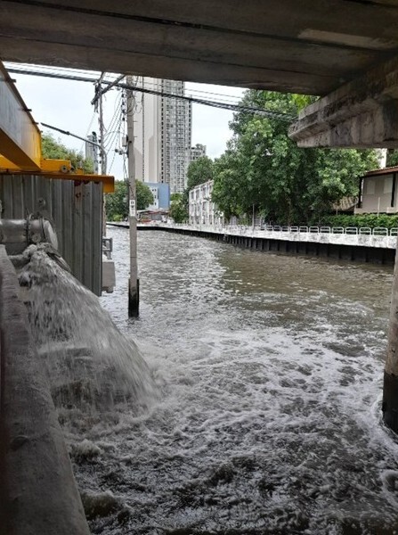 กทม. แจงติดตั้งเครื่องสูบน้ำใต้สะพานข้ามคลองแสนแสบบริเวณท่าเรือทองหล่อช่วยสูบน้ำลงคลองช่วงฤดูฝน