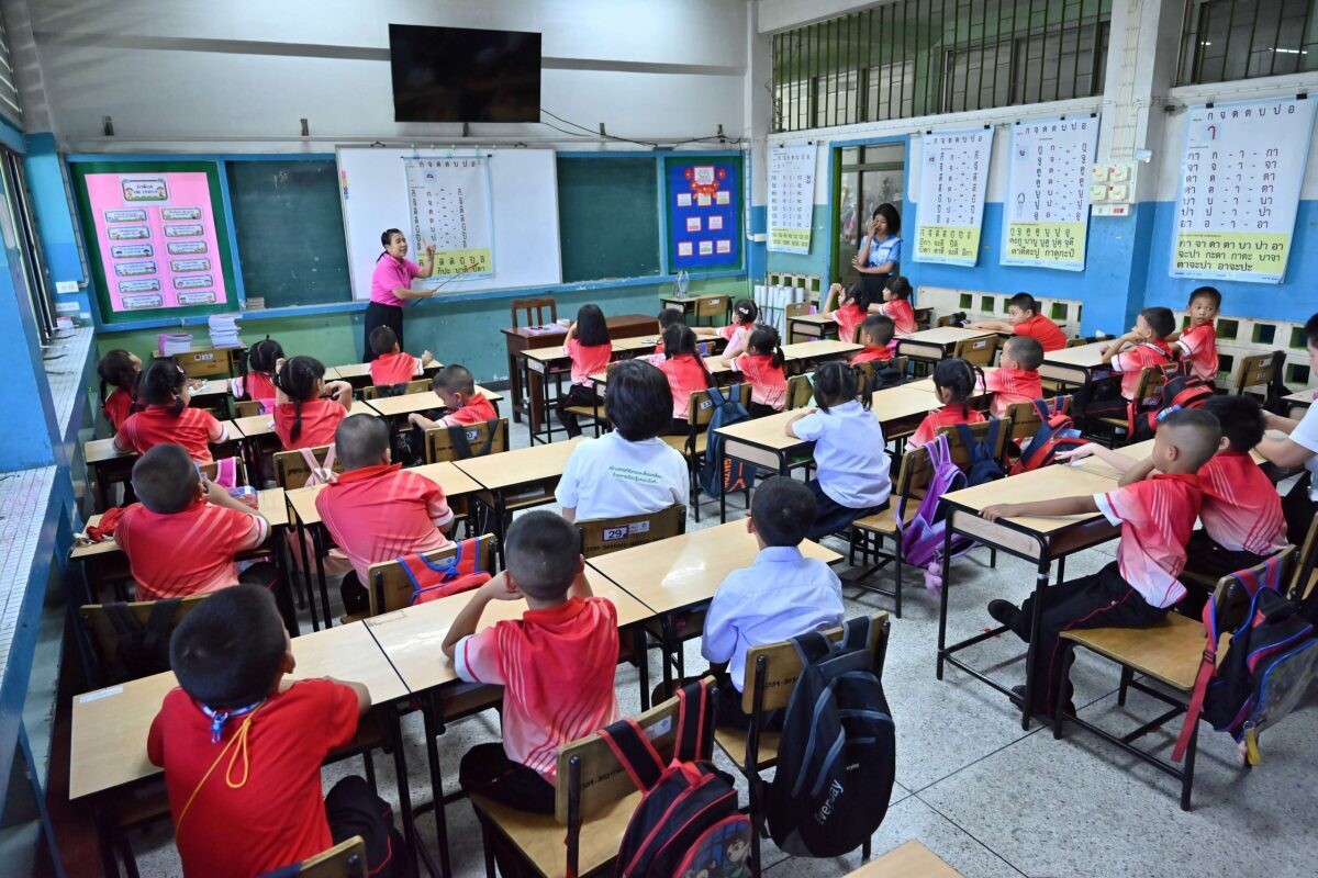 คณะกรรมการมูลนิธิใบไม้ปันสุข เยี่ยมชมโรงเรียนวัดสร้อยทอง โรงเรียนต้นแบบโครงการรักษ์ ปัน สุข จูเนียร์