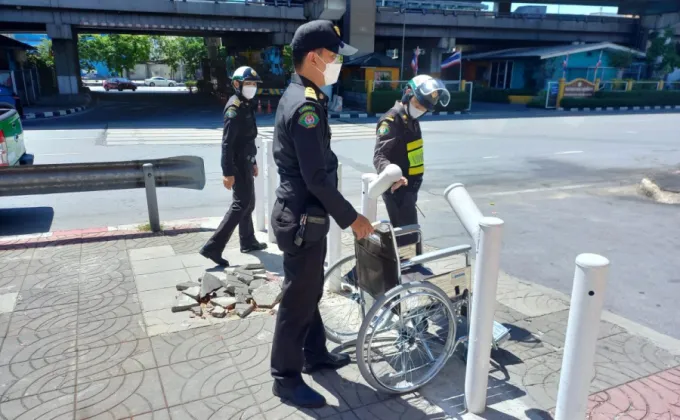 เขตพญาไทประสาน ทล. ร่วมพิจารณาความเหมาะสมการตั้งเสากั้นแก้ปัญหาจอด-ขับขี่รถบนทางเท้าแยกสุทธิสาร