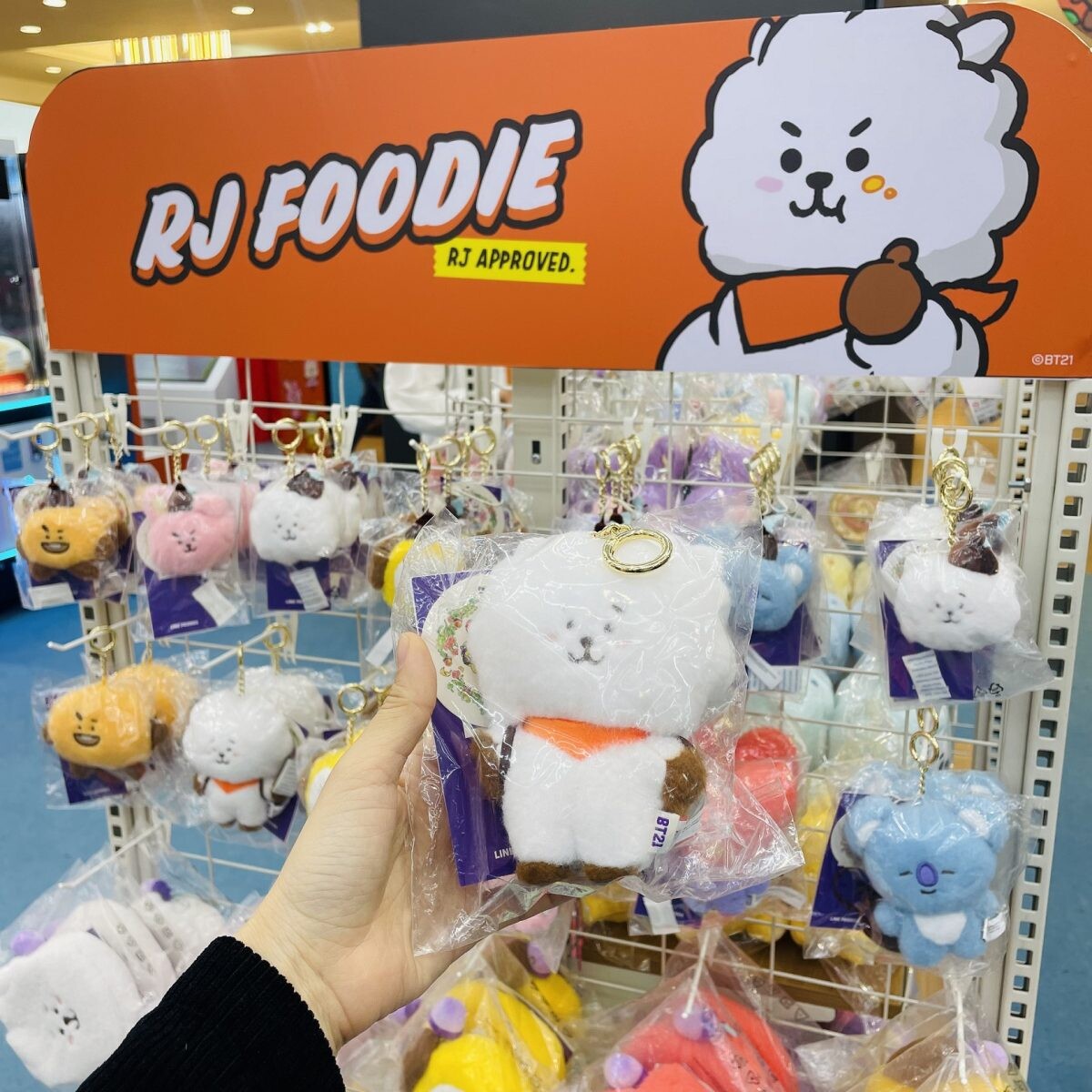 ร้าน AT FIRST ศูนย์การค้าเอ็ม บี เค เซ็นเตอร์ และ LINE FRIENDS จัดงาน "RJ THE FOODIE POP UP STORE" ช้อปไอเทม RJ ก่อนใครไม่ต้องรอพรีจากเกาหลี!