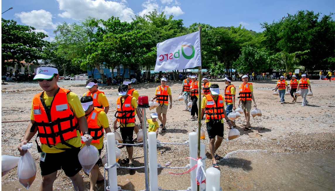 BSRC จัดกิจกรรม "มาช่วย..ด้วยรัก" ครั้งที่ 17 ทำซั้งบ้านปลาจากวัสดุธรรมชาติ ปล่อยพันธุ์สัตว์น้ำ และเก็บขยะชายหาด ณ ชุมชนบ้านอ่าวอุดม