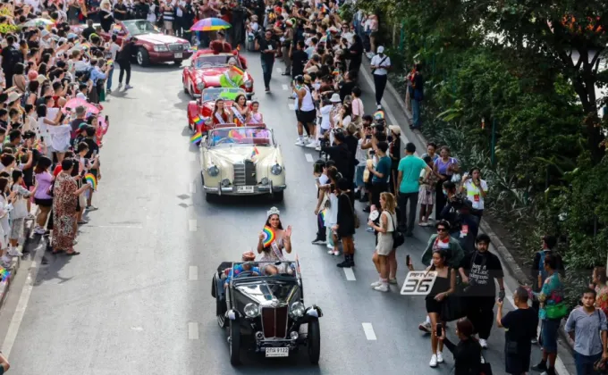 รถโบราณร่วมขบวนพาเหรดสุดยิ่งใหญ่