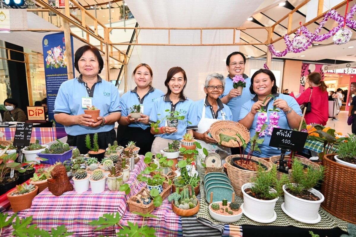 12 ร้านเด็ดห้ามพลาดจากงาน "จริงใจ มาหา...นคร "ช้อปของดี ส่งตรงจากชุมชนทั่วไทย" 2-7 ก.ค.นี้ ณ ศูนย์การค้าเซ็นทรัลเวิลด์ พบกับร้านค้าที่คัดสรรมาเพื่อคุณ พร้อมสินค้าคุณภาพจากชุมชนทั่วประเทศ