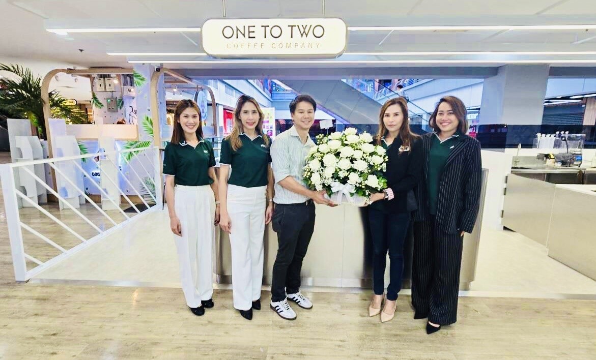 ผู้บริหารเอ็ม บี เค เซ็นเตอร์ มอบกระเช้าดอกไม้แสดงความยินดี ONE TO TWO เปิดร้านใหม่ชั้น 6 โซน B