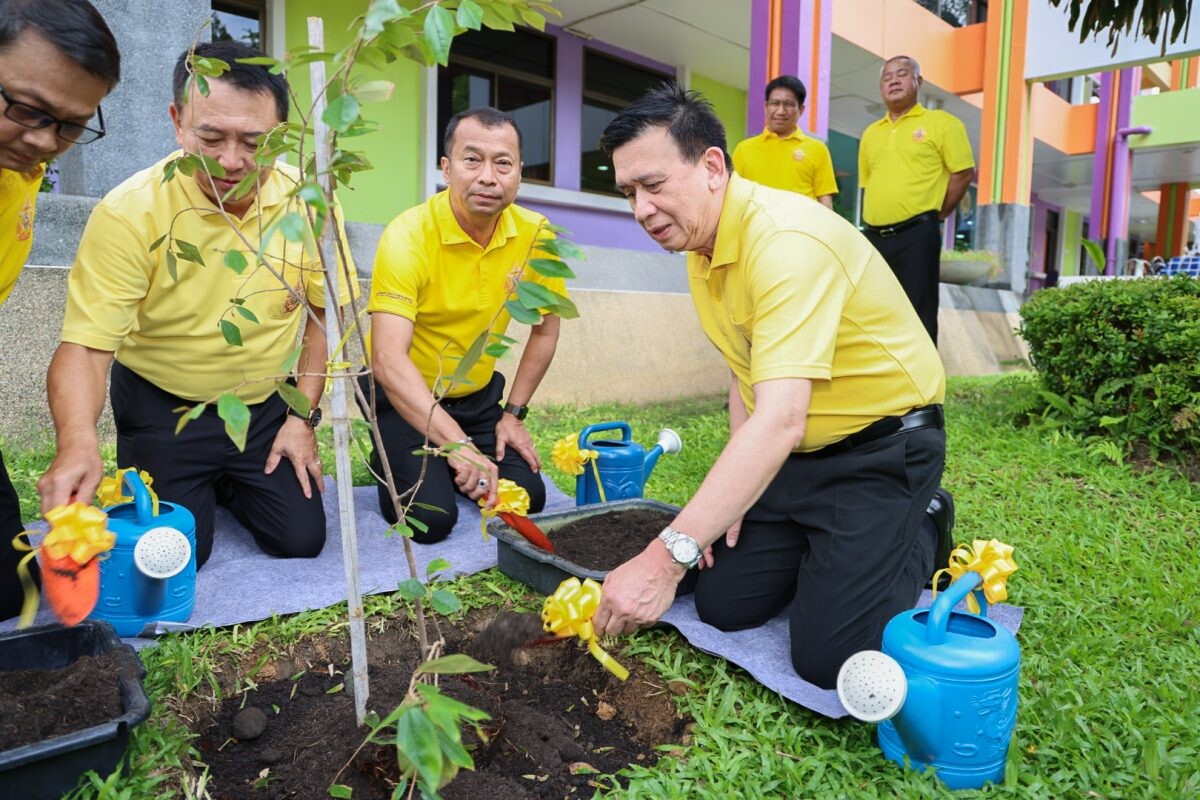 ก.แรงงาน ร่วมใจปลูกต้นรวงผึ้ง โครงการ 72 ล้านต้น พลิกฟื้นผืนป่า เฉลิมพระเกียรติพระบาทสมเด็จพระเจ้าอยู่หัว