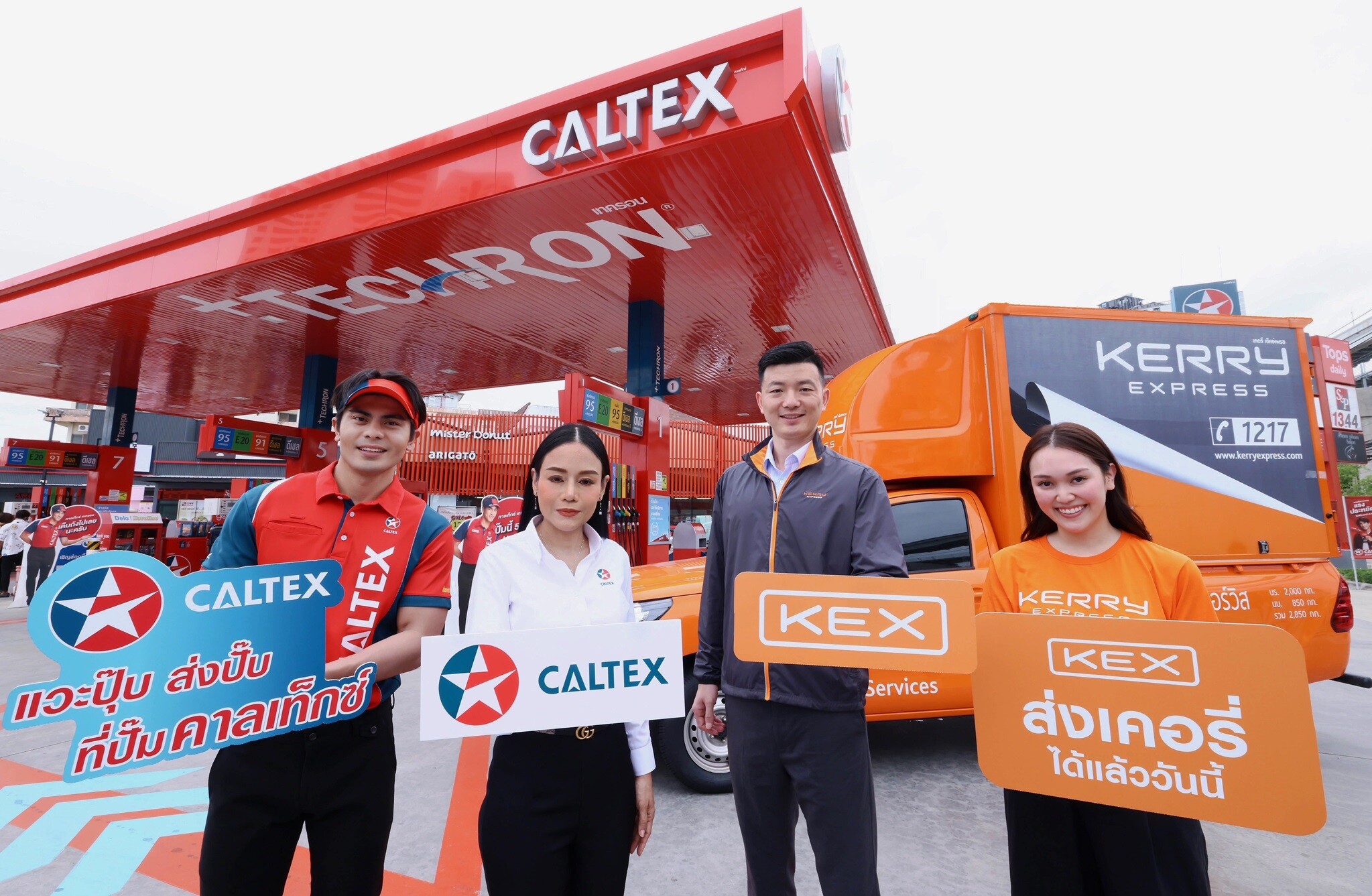 Kerry Express and Caltex celebrate the countdown to the opening of 100 Kerry Express Parcel Shop at Caltex fuel service stations, rolling out drop-off service points to meet the needs of E-Commerce businesses