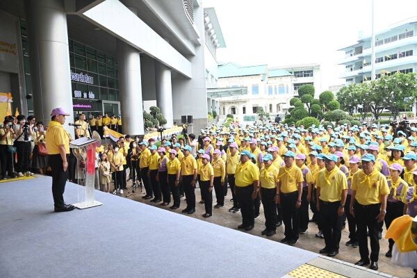 การเคหะแห่งชาติร่วมขบวน "คาราวานจิตอาสาพระราชทาน กระทรวง พม." พร้อมมอบถุงยังชีพ ให้กลุ่มเปราะบางในพื้นที่กรุงเทพฯ เพื่อเฉลิมพระเกียรติ 72 พรรษา พระบาทสมเด็จพระเจ้าอยู่หัว